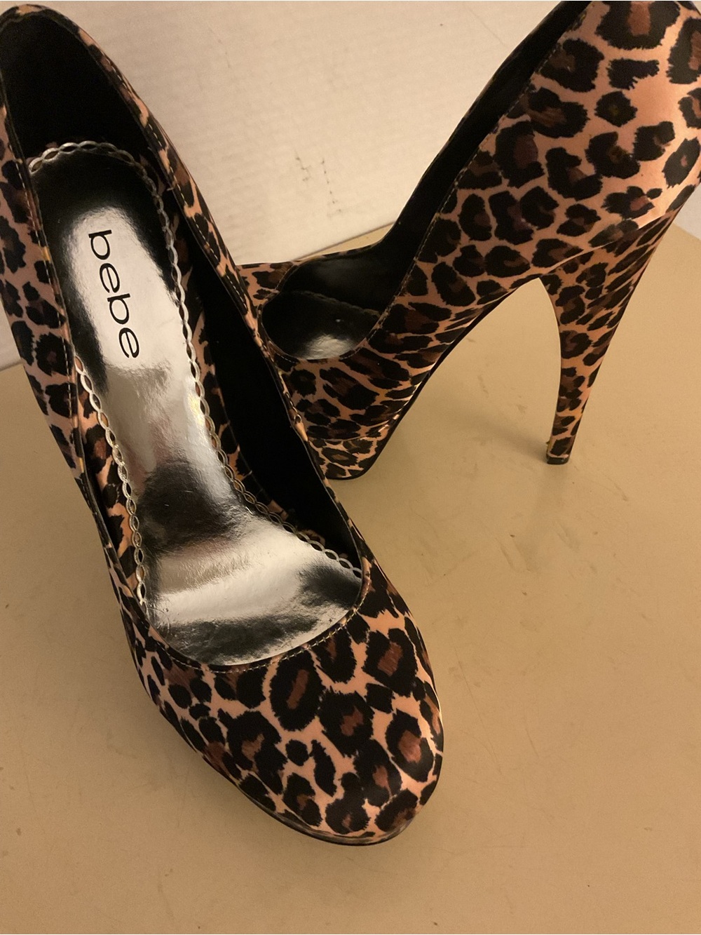 bebe women satin Leopard-Print Stiletto high heel Pumps US 9